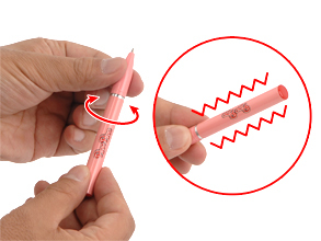 スイッチはペン先を少しだけ捻ります。右に回すとON、左に回すとOFFで、キャップをすれば誤作動も防げます。