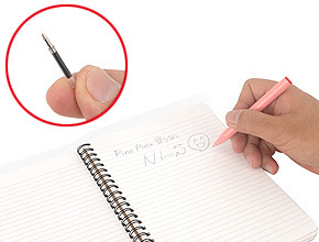 ボールペンとして文字も書けます。本体カラーに関係なく、すべて黒インクですが、替え芯も付属するのが親切。